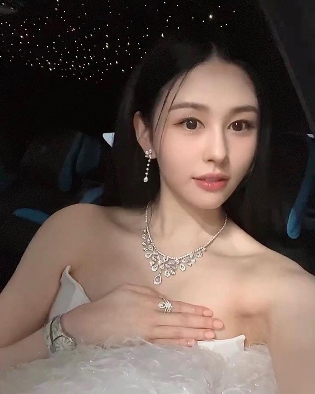 皮膚幾乎白到反光