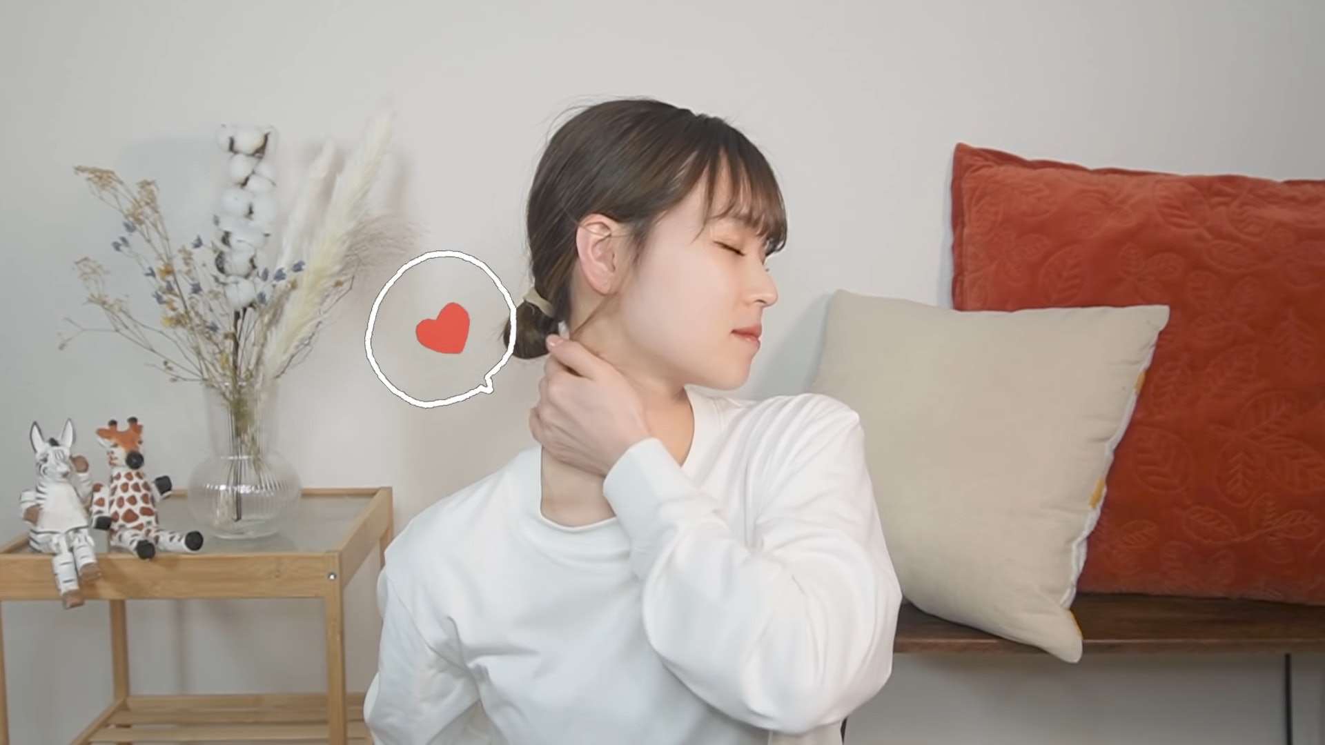 用手掌按壓肩頸位置，左右兩邊分別按壓，有助減低淋巴積聚。