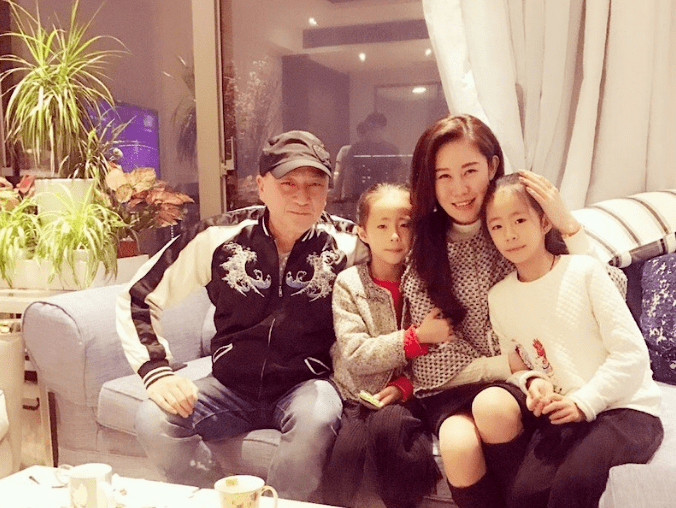 湯鎮業與現任太太文靜和雙胞胎女兒