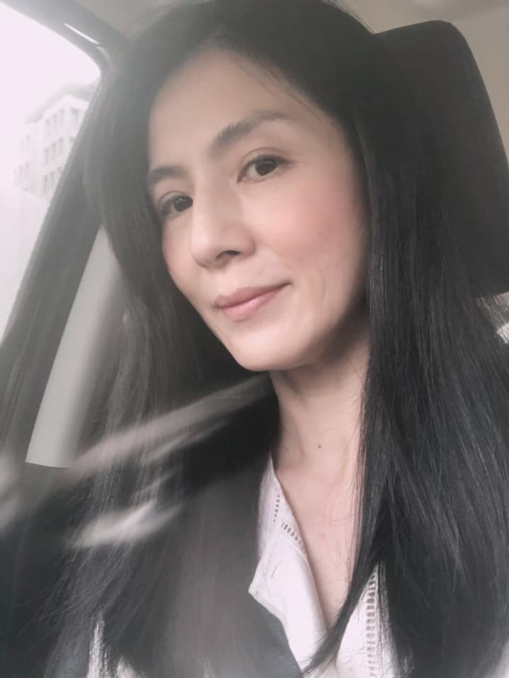 網民大讚楊采妮氣質優雅毫無架子。