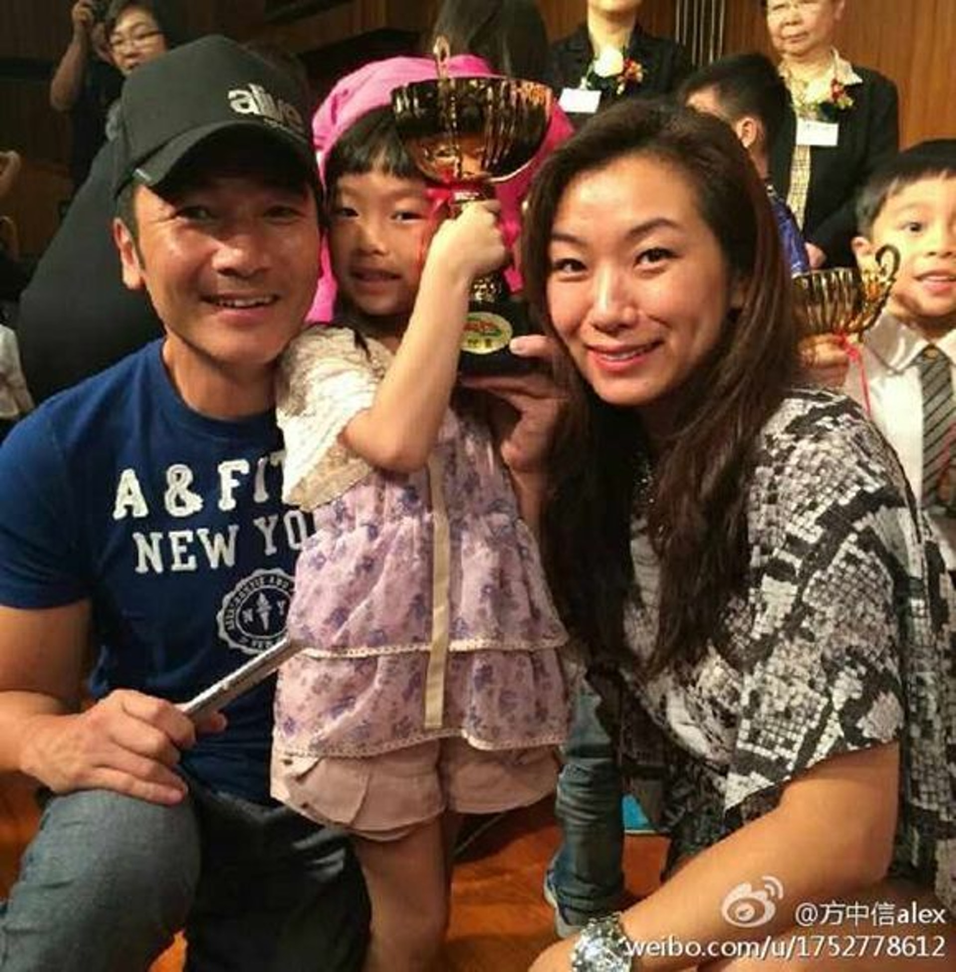 方中信大讚太太莫可欣醒目被收服。