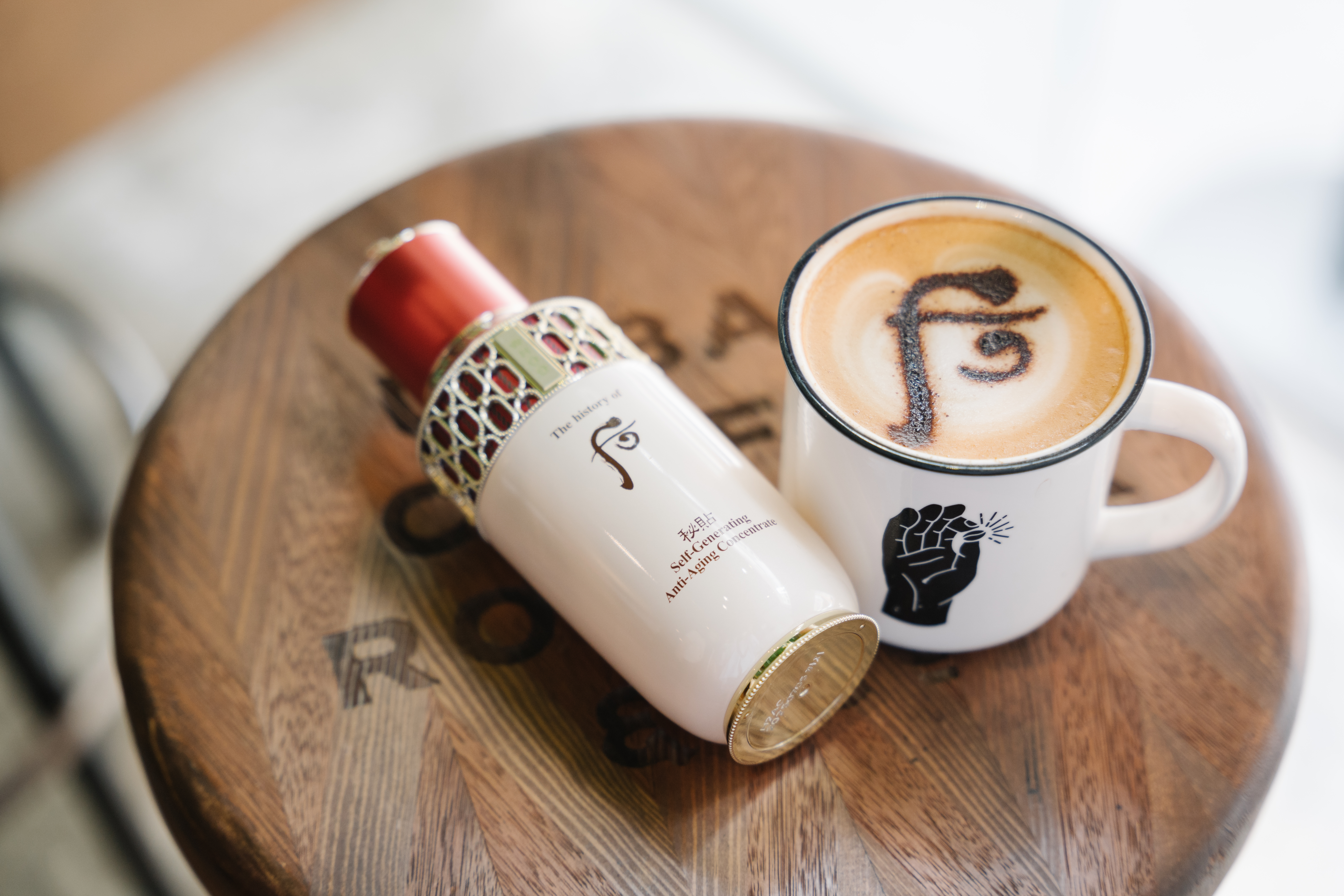 咖啡師細心地用可可粉於Latte表面「寫」上后LOGO，超美呀！