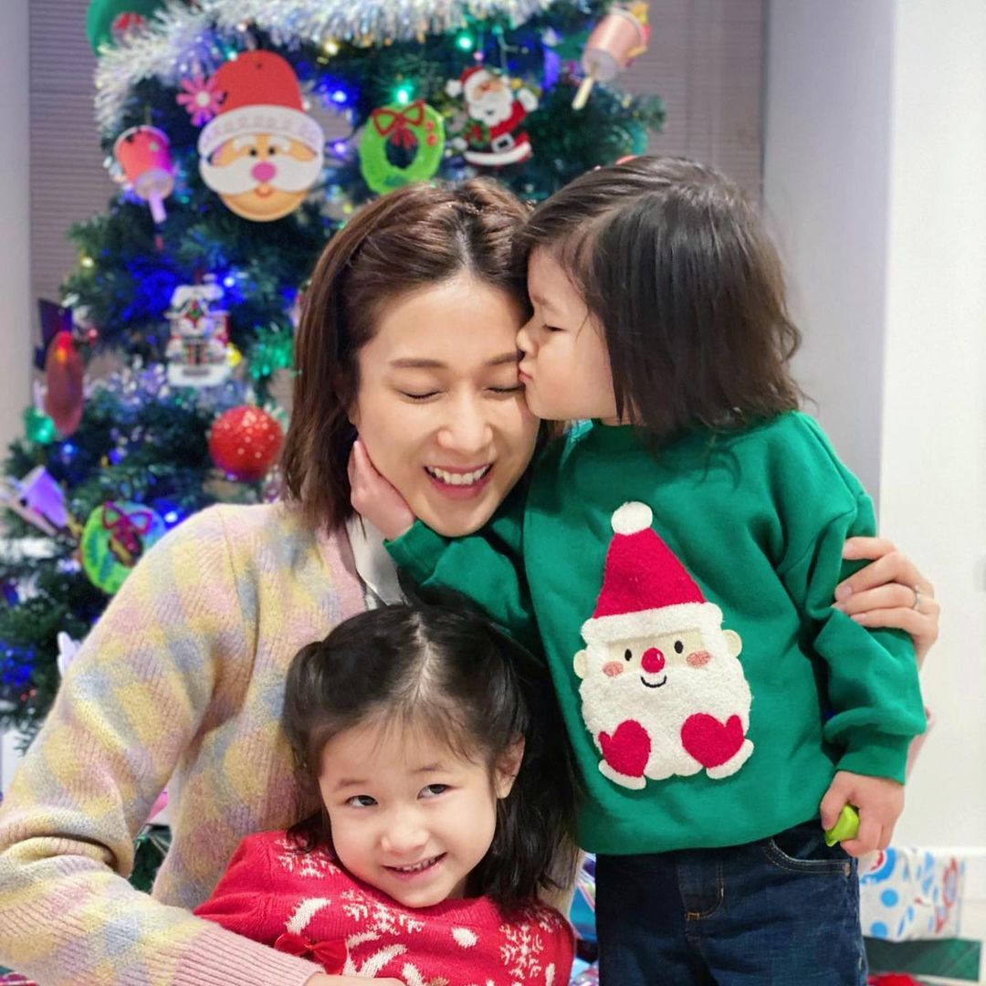 鍾嘉欣與子女相處溫馨