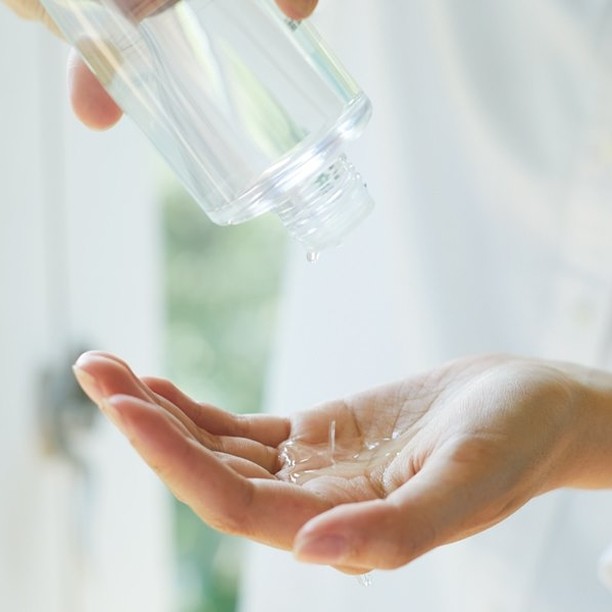 無論是卸妝油或卸妝膏都含有油的成份，在使用時如果沒有完全乳化，就會導致卸妝油殘留在臉部。