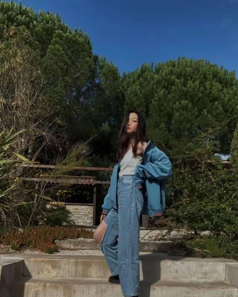 已經是一位亭亭玉立少女的李嫣開始懂得扮靚