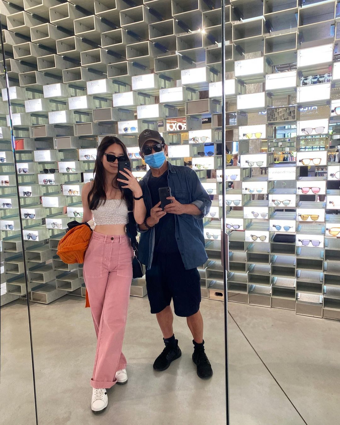 不過早前細女Jada在社交網上載與爸爸李連杰逛街的合照