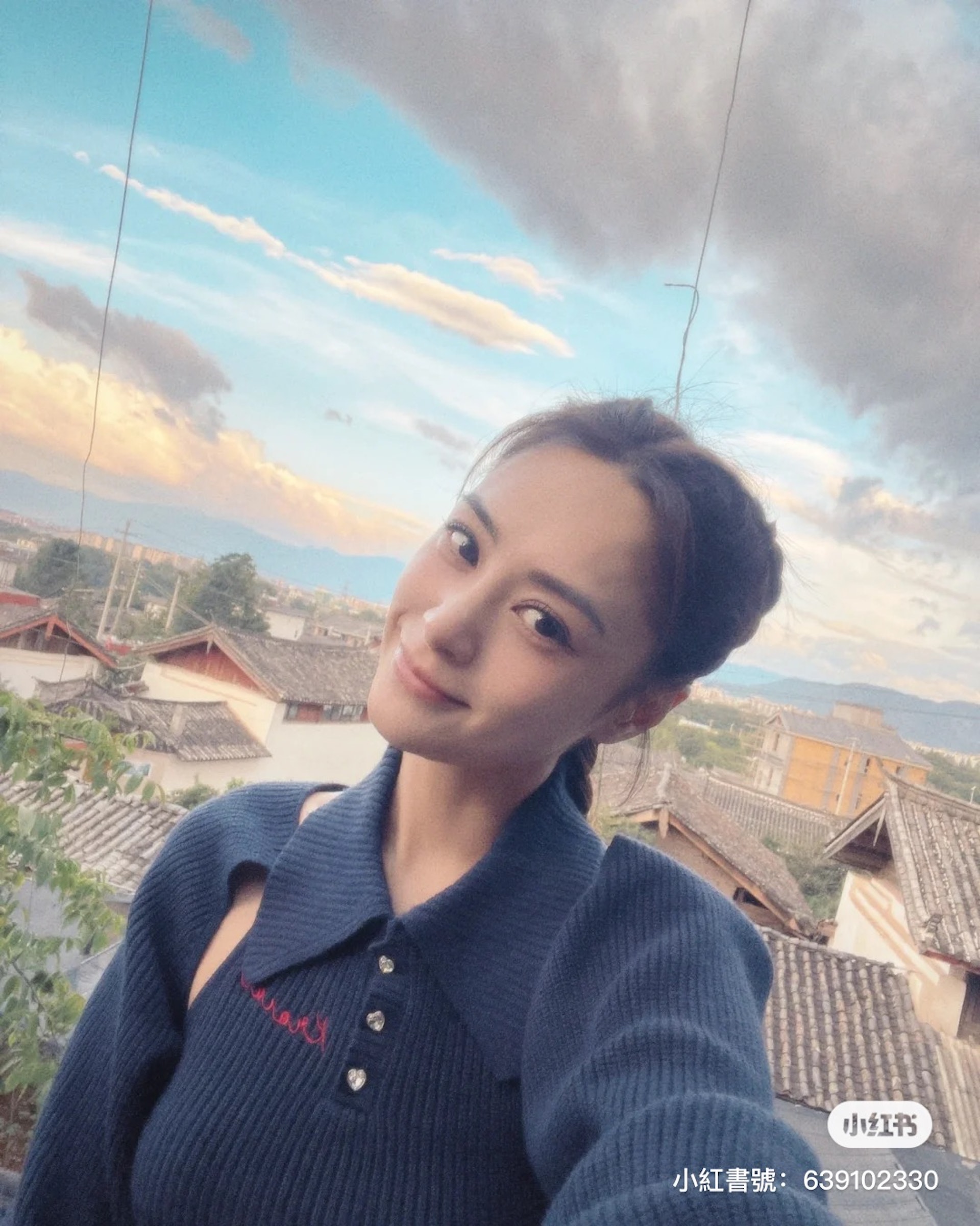 阿嬌在中秋節時曬出一系列最新靚相,只見她又「變臉」下巴從U型瘦成超V線條,再度引起網民熱議。