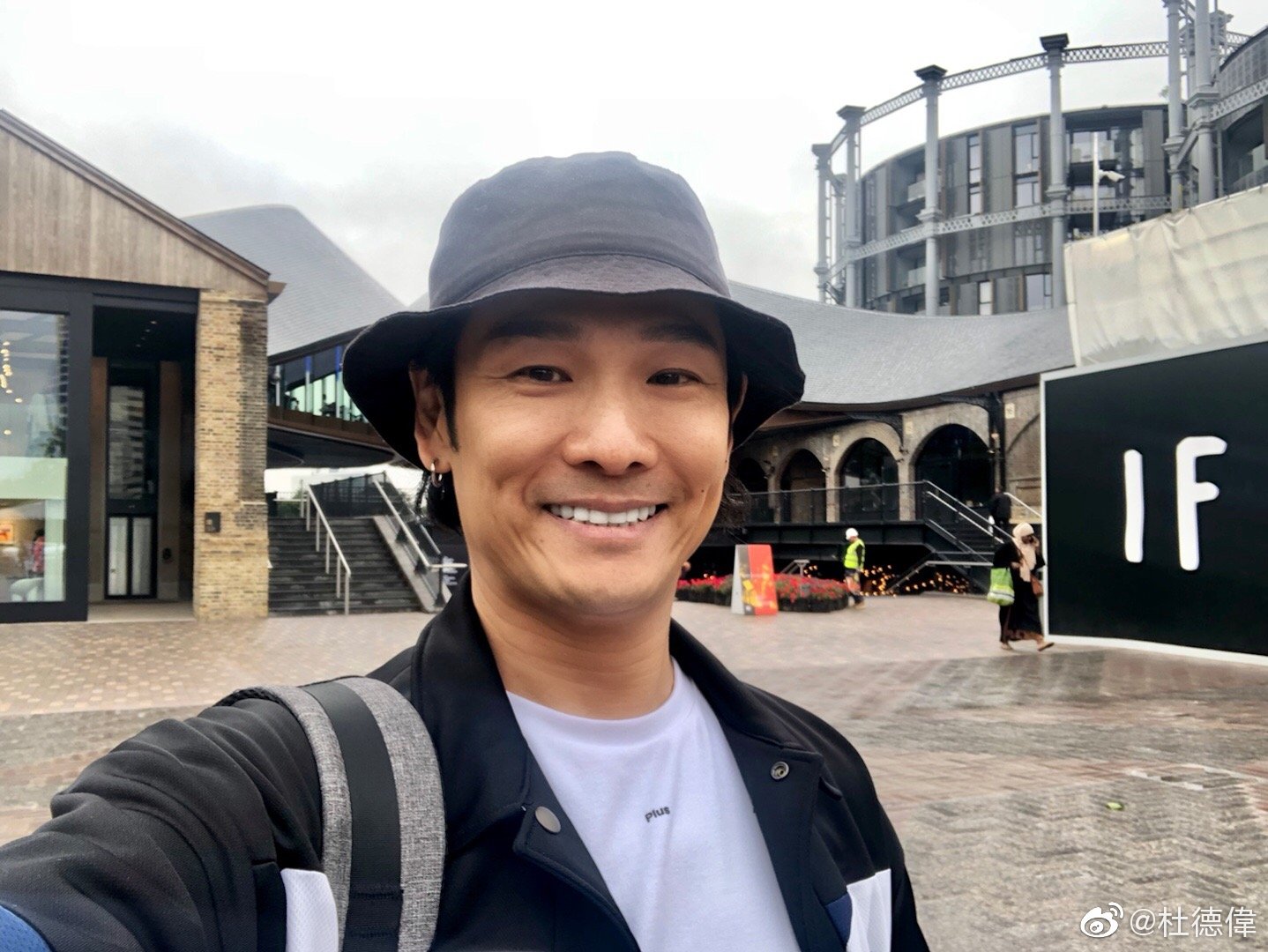 從小就受到音樂的薰陶,因此對表演產生濃厚的興趣