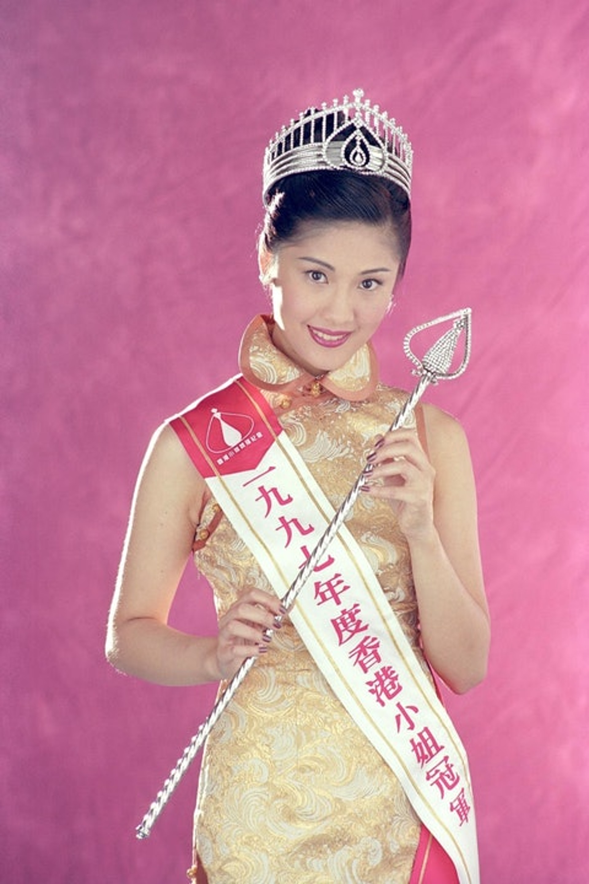 當時23歲的翁嘉穗參加香港小姐競選成為四料冠軍
