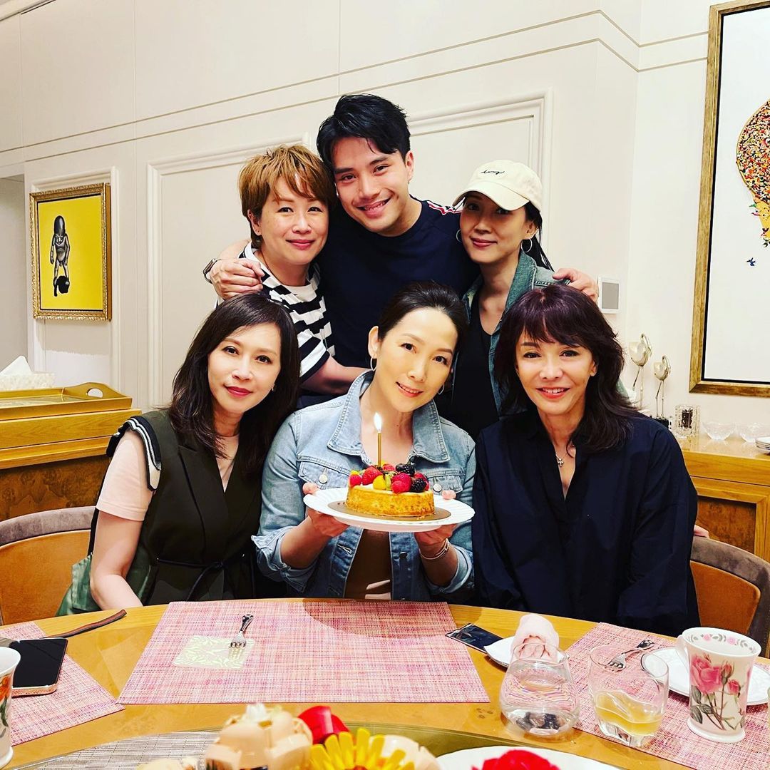 顧老闆與繼子陳浚霆為吳美珩慶生