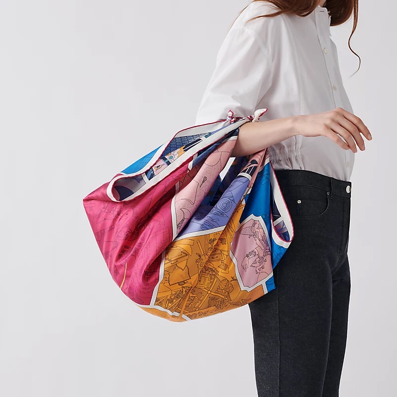 萬萬沒想到原來絲巾還能變身手袋!