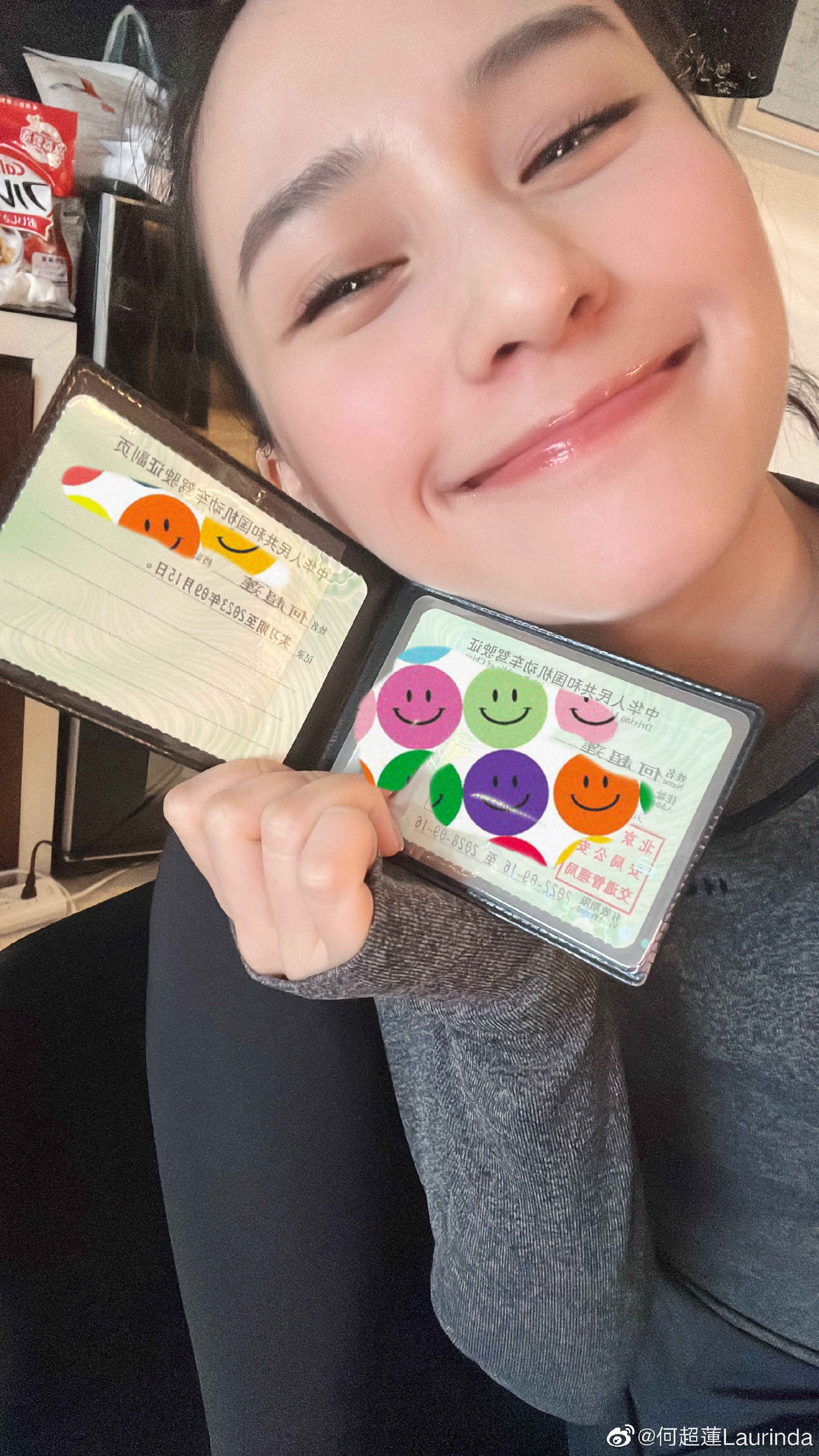 超蓮在社交平台晒出手持駕照證件的自拍照興奮報喜:「順利考到內地駕照!」