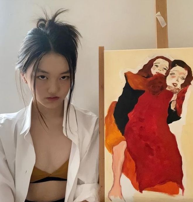 李嫣身穿白色外套搭配內衣,並擺出一副厭世臉,不少網民認為李嫣的氣質高冷,完全有王菲的影子。