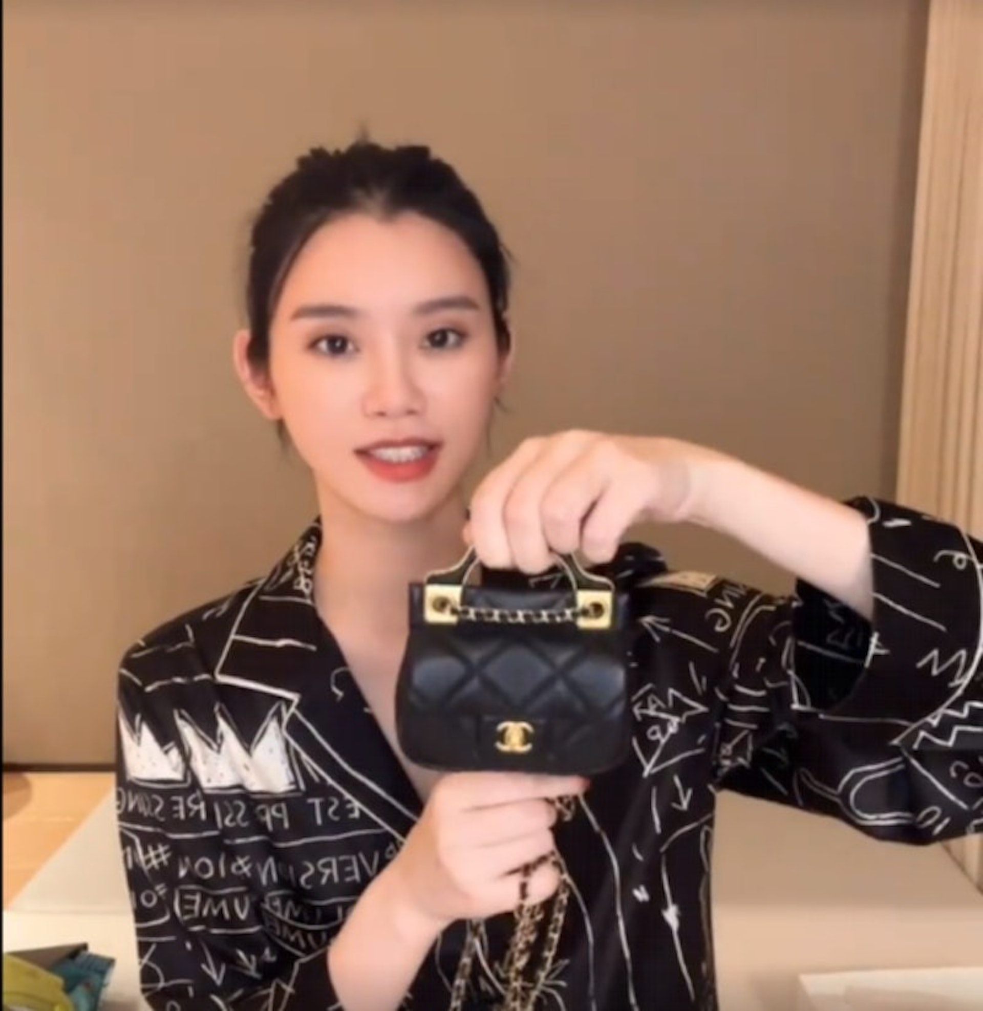 為愛女入手多款名牌「小廢包」手袋。