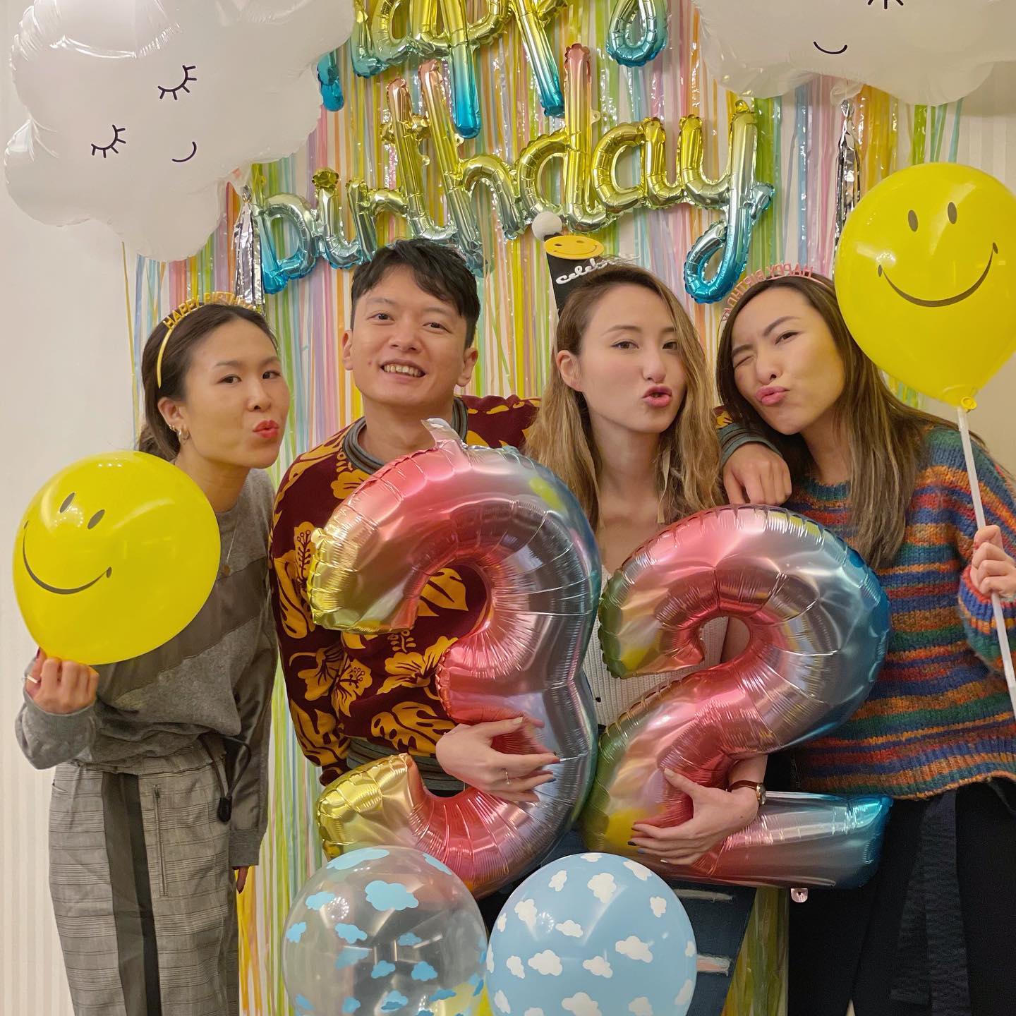 何超雲與好友慶祝生日。