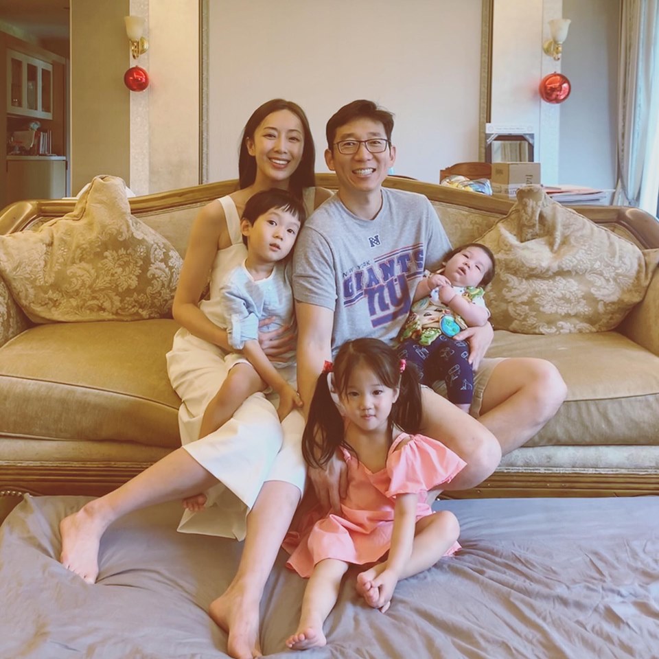 兩人婚後四年抱三，育有大仔Max、二女Lucy及細仔Ollie