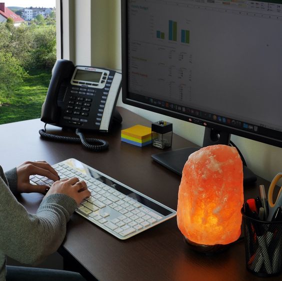 檯面放小鹽燈淨化磁場