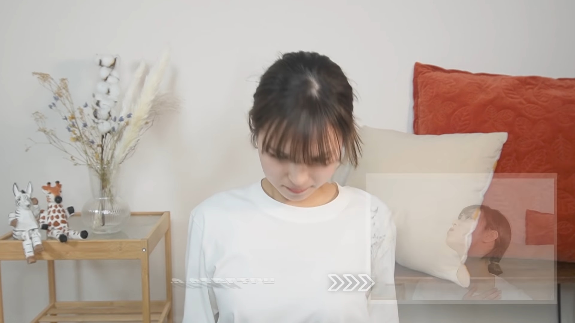 之後往下低頭。