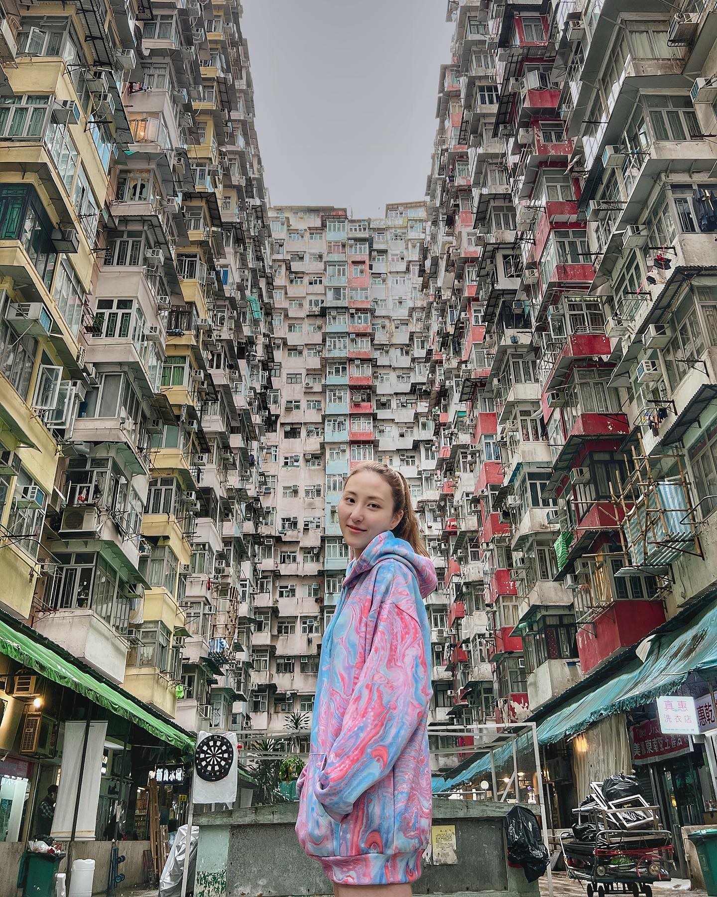 何超雲與男友到鰂魚涌的IG熱點「怪獸大廈」打卡。