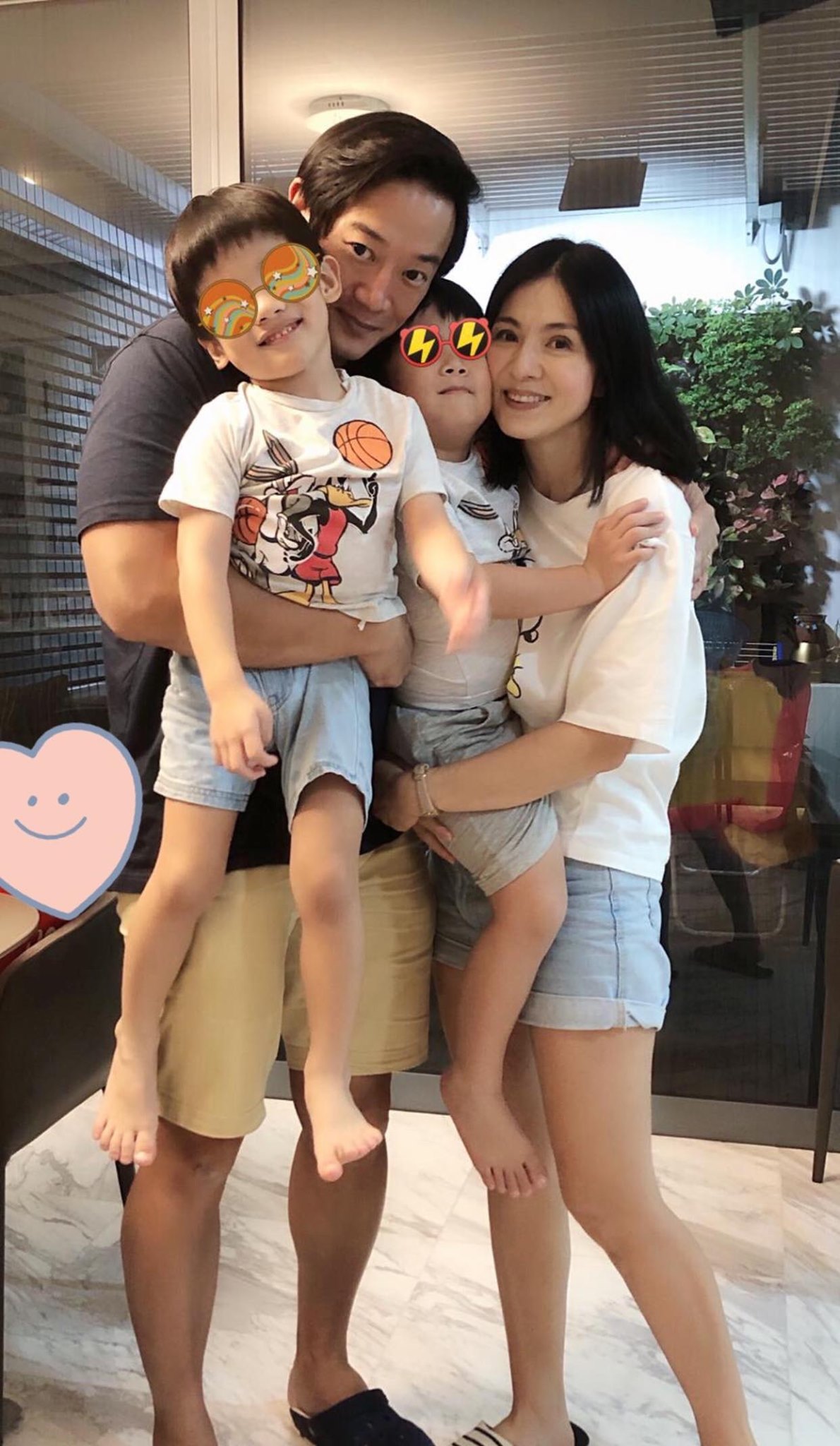 楊采妮現在一家四口非常幸福。