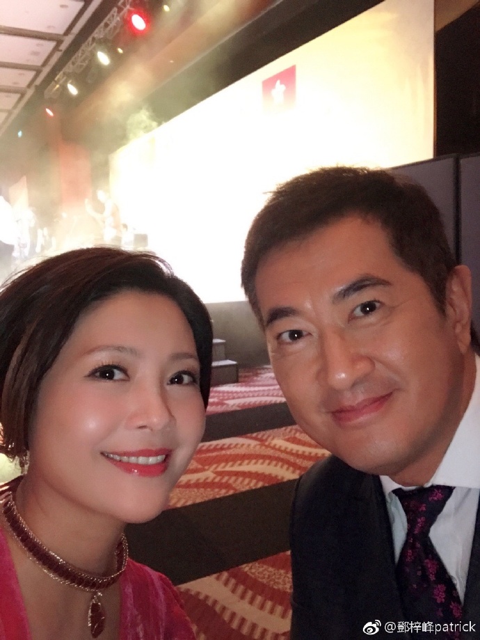 近日鄧梓峰在社交平台分享一張與曹眾合影的近照，令曹眾的近況曝光。