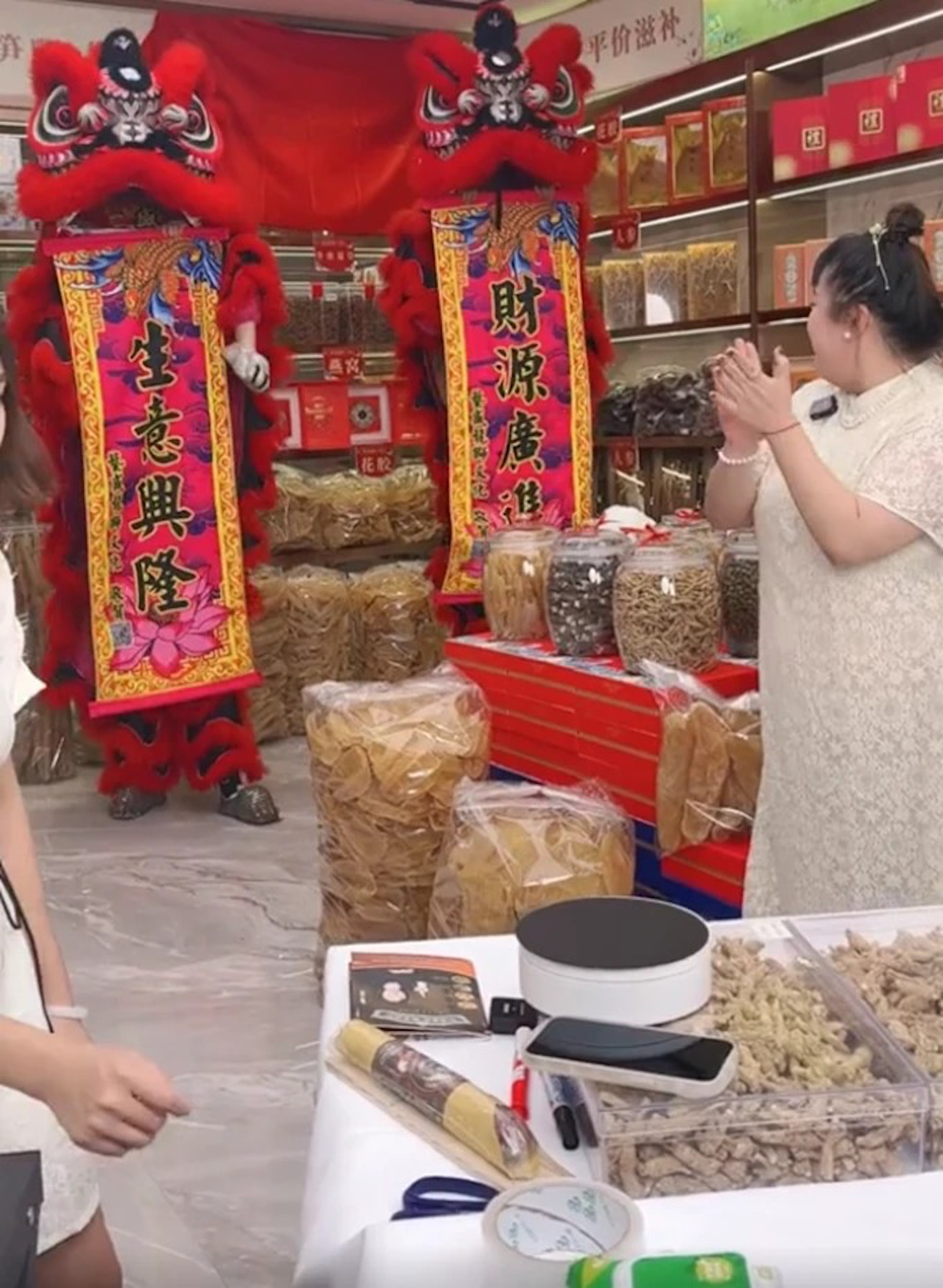 細細粒特別請來舞獅隊表演助興,氣勢十足。