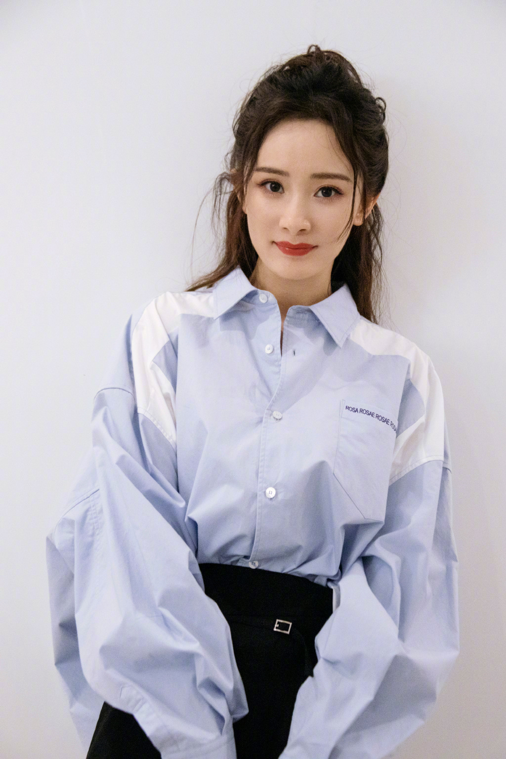 楊冪當年寫的「我相信報應」的貼文近日再被翻出。