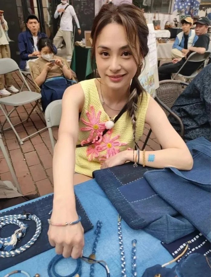 阿嬌露出纖瘦的手臂,狀態比參加《浪姐3》還要好。