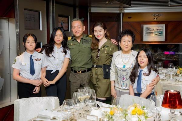 徐淑敏與老公黃浩一家人合照