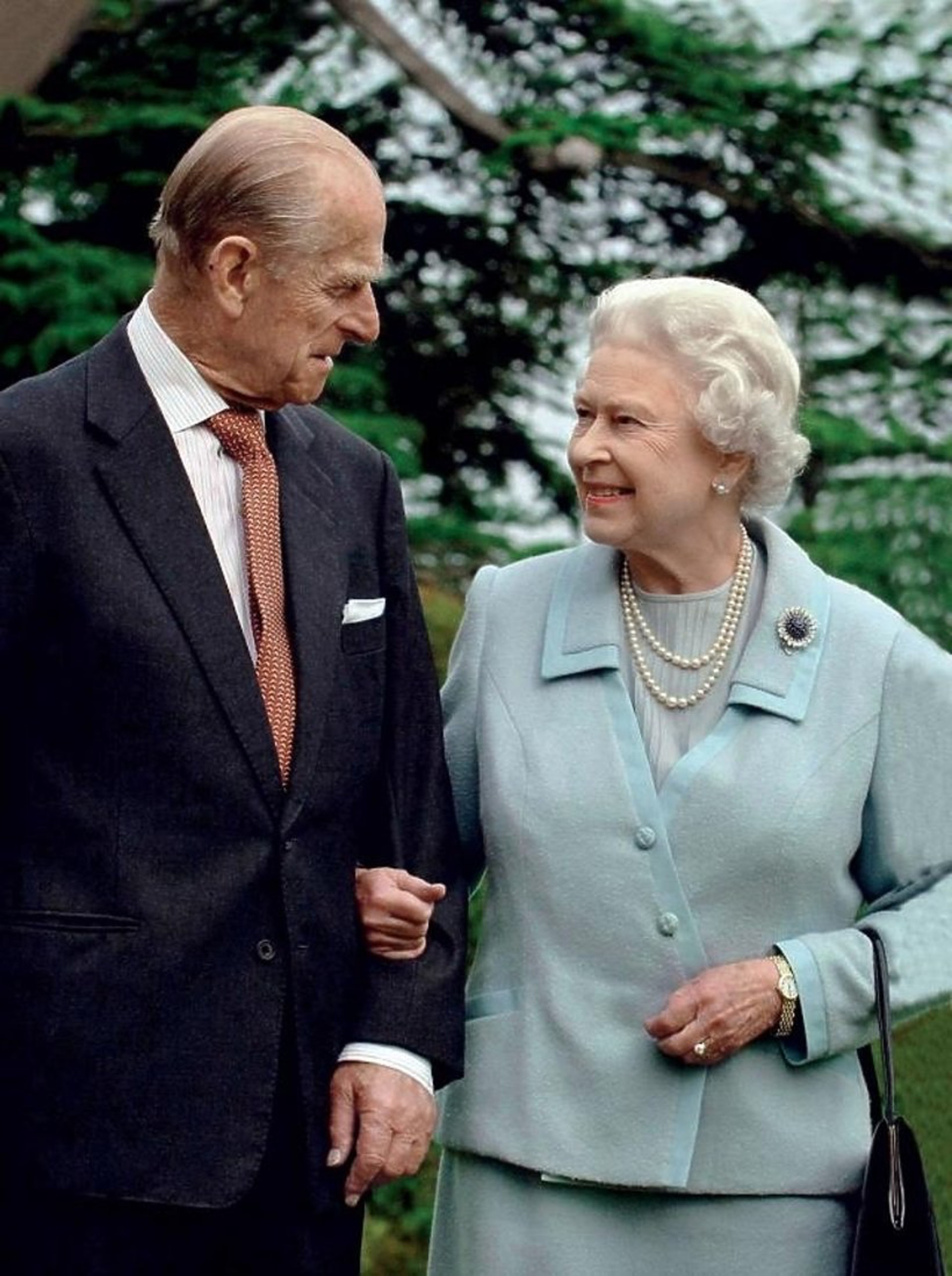 經常會看見英女王與菲臘親王相視對望的樣子。