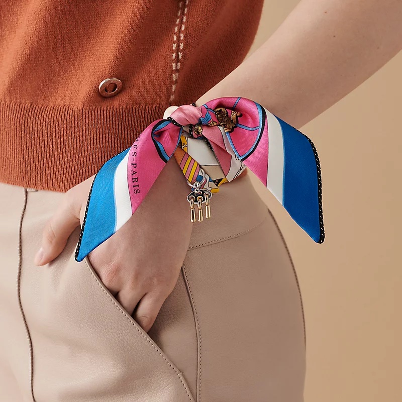 可將Twilly綁在手腕上點綴整體造型