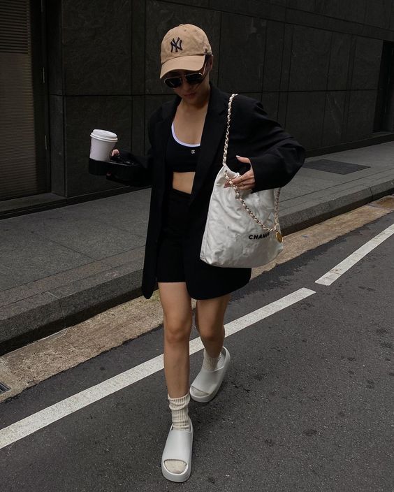 使用小牛皮製成的Chanel 22會比小羊皮來得更容易打理