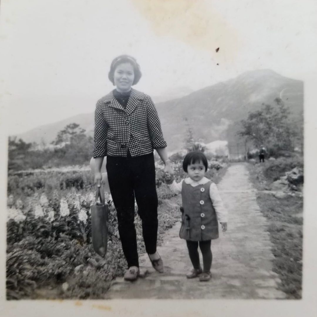 「顧老闆」顧紀筠童年與母親合照