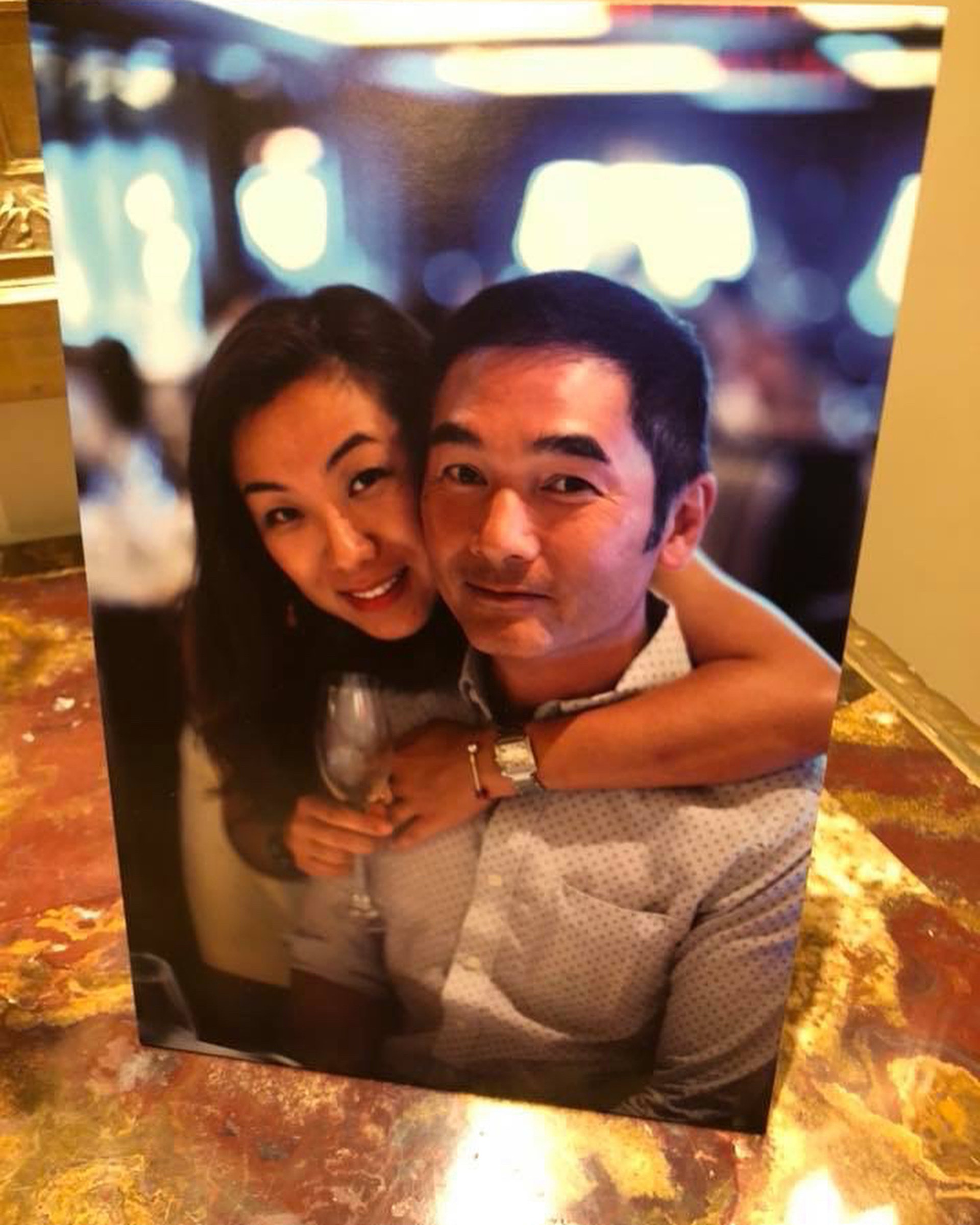 方中信與莫可欣好恩愛。
