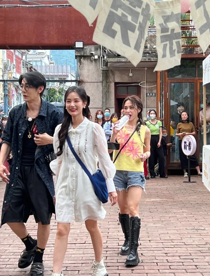 阿嬌穿黃色針織無袖背心,配襯一條牛仔短褲和黑色長靴,散發青春少女的氣息。