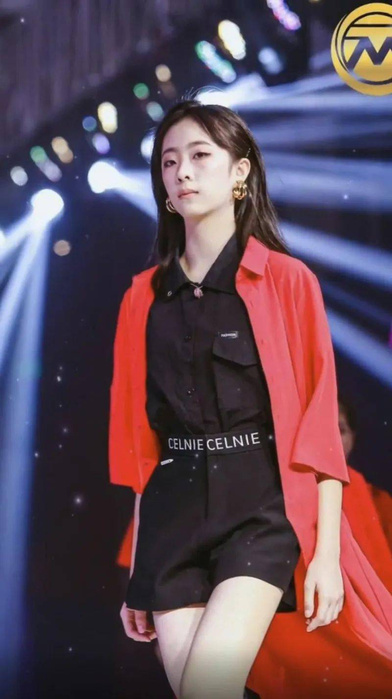 雙胞胎女兒行騷氣場大