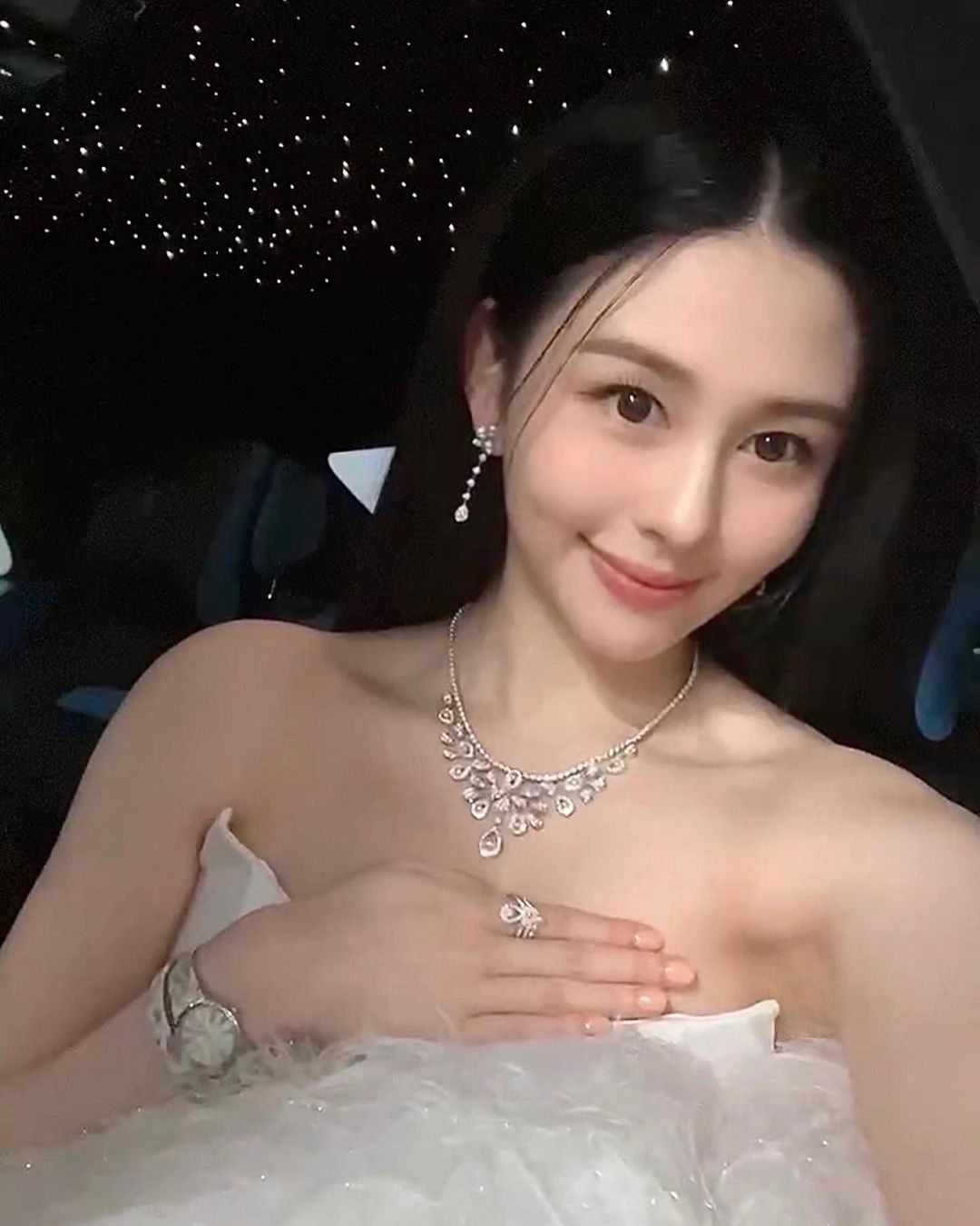沈月一身純白禮服顯得高貴優雅