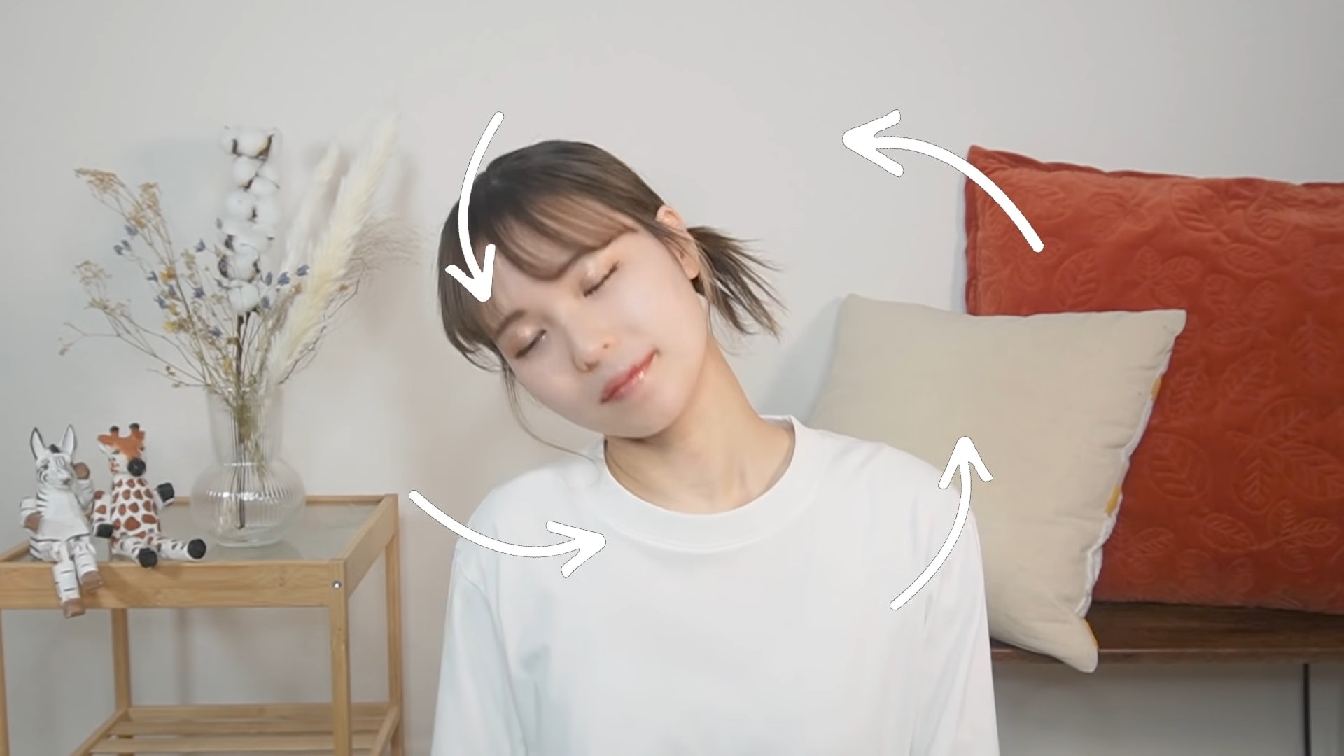 首先，大幅度伸展肩頸。