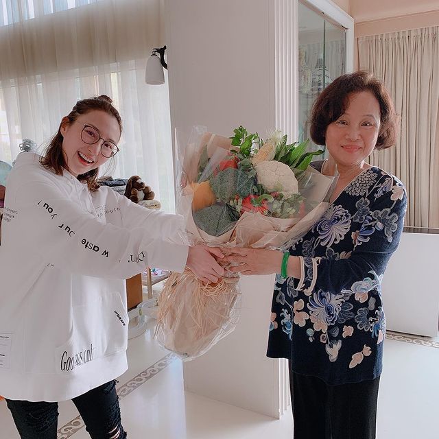 有傳三太贈送百子千孫被給何超雲與未婚夫催婚。