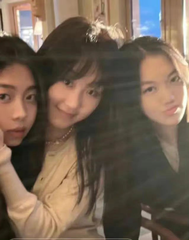近日李嫣與閨蜜的合照被曝光,外表清秀的她不但與媽媽王菲如餅印。