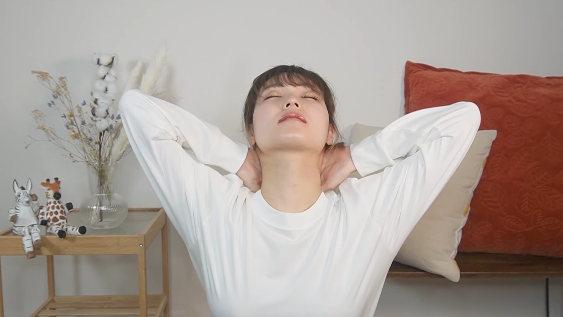 將雙手放在後頸位置，然後將頭向後仰，維持10秒。