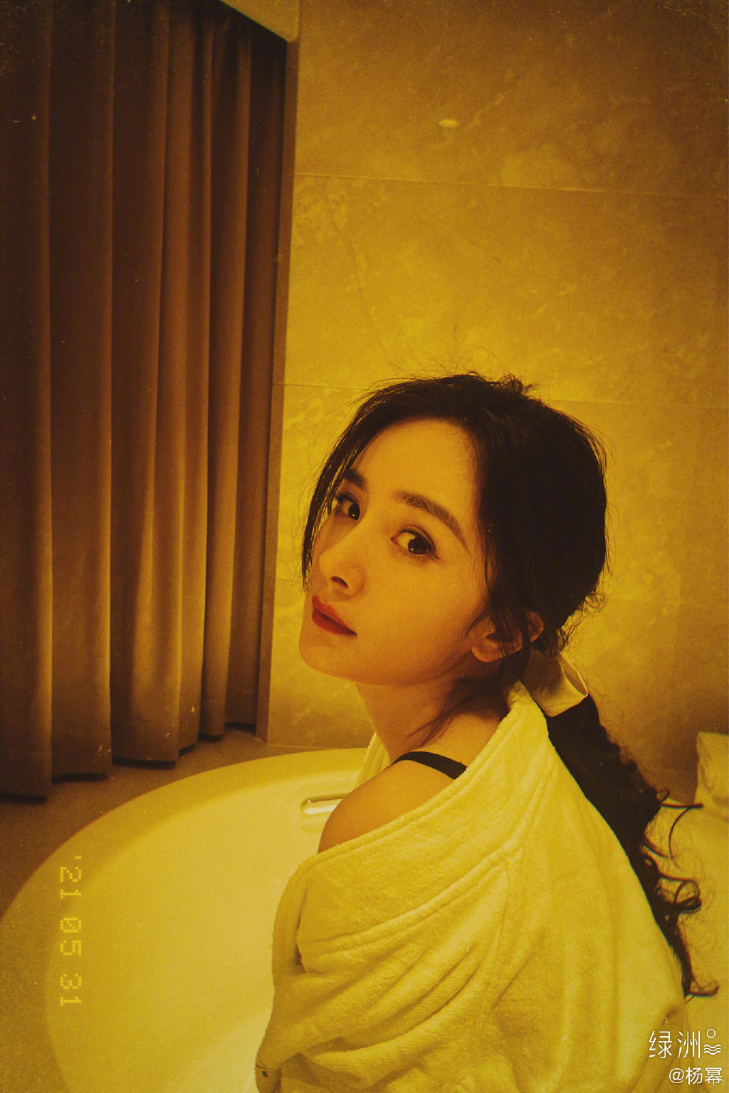 楊冪曾解釋過自己不喜歡將家庭生活暴露在觀眾面前：「不經常晒照片不代表不愛孩子」。