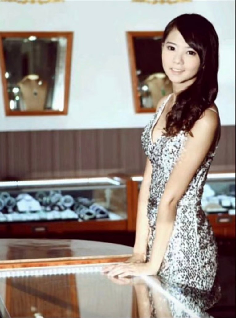 中性打扮的曾慕程原來也有女性化的一面