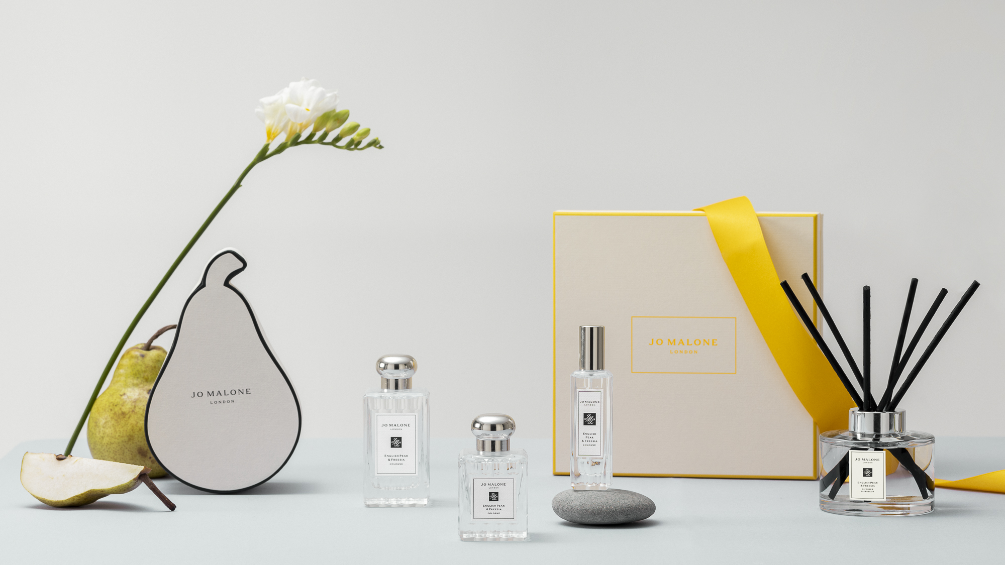 「英國梨與小蒼蘭」系列除不同容量的古龍水外，還有居家香氛、身體及沐浴產品，零死角地為生活注入英倫藝術情懷的儀式感。