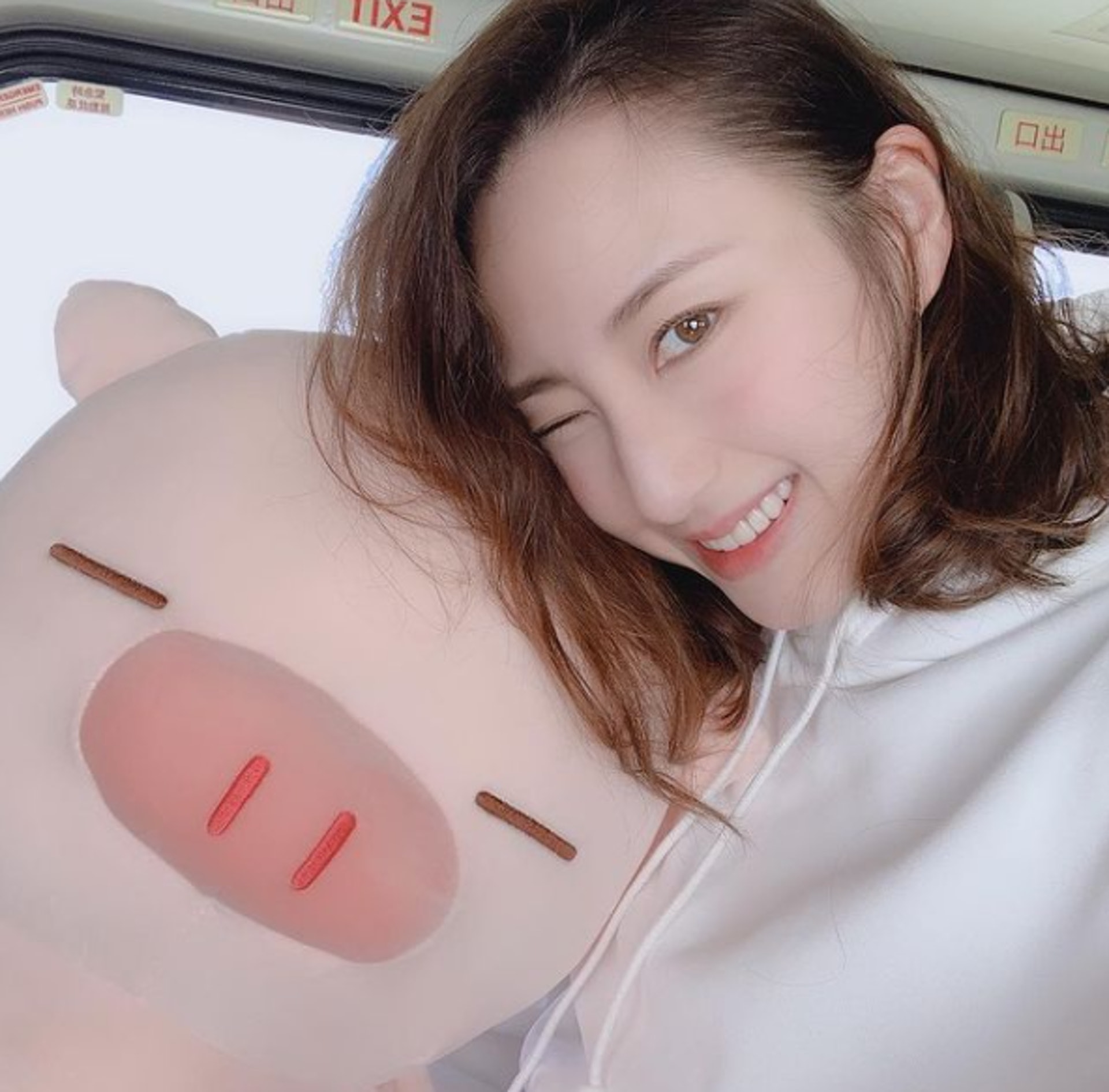 2019年,何超雲罕有被拍到與一名比她年長20年的中年男子行街。