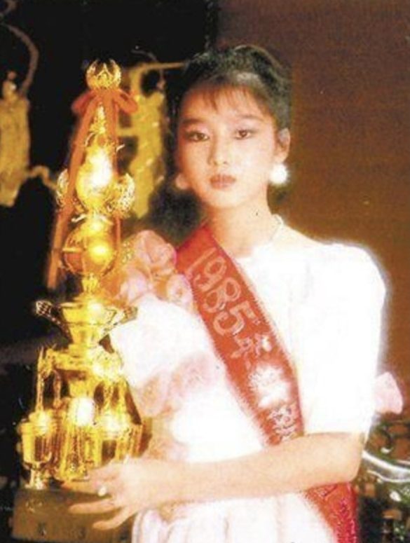 1985年拿下馬來西亞當地選美賽事「新潮小姐」比賽季軍