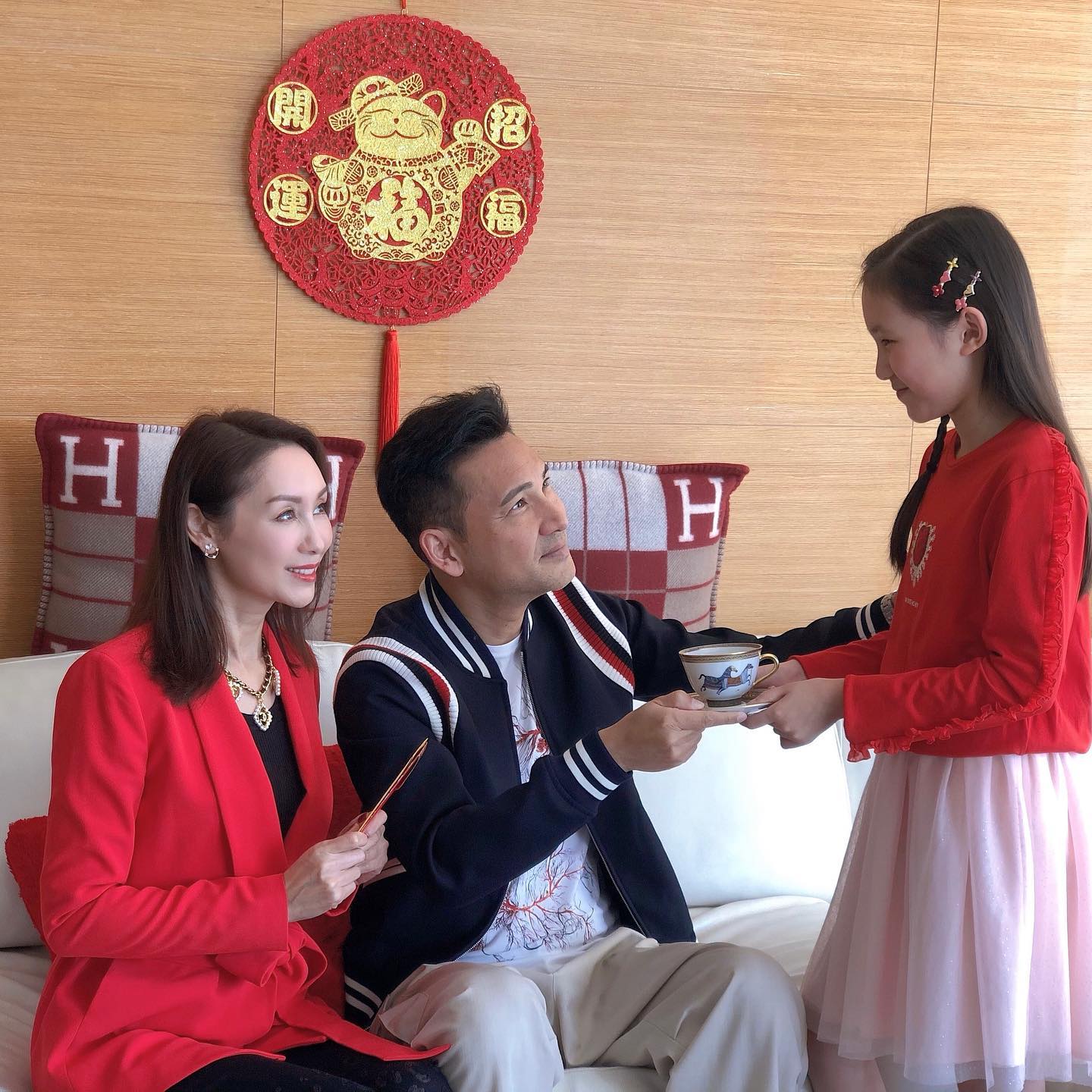 郭可盈經常教女知書識禮,例如叫女兒在農曆新年大年初一跟足傳統,向她與林文龍斟茶。