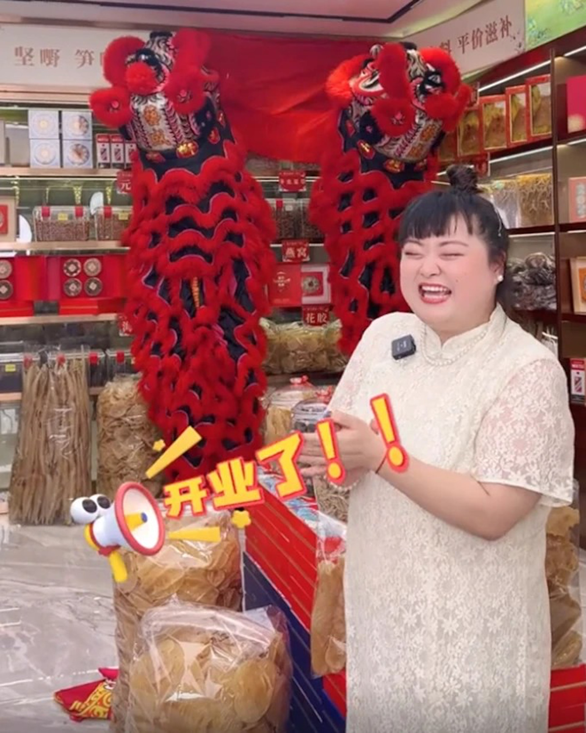 細細粒在內地開了一間海味舖,榮升做老闆娘。