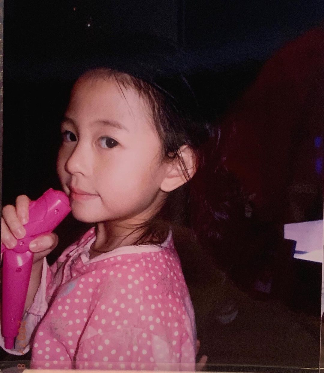 沈月從小就是一個美人胚子