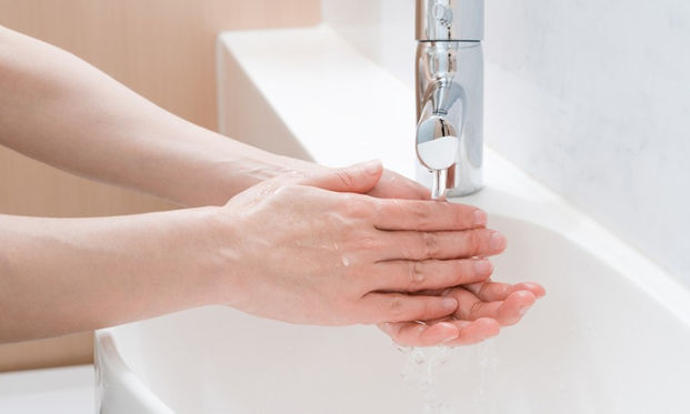 卸妝前要先將雙手洗乾淨。